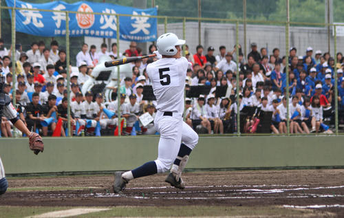 天白対東邦　1回裏東邦1死一塁、右中間に先制2点本塁打を放つ東邦・石川（撮影・柏原誠）
