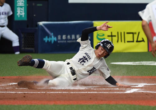 1回裏花園無死一、三塁、弓削昌平の右犠飛で前田来勢が生還する（撮影・奥田泰也）