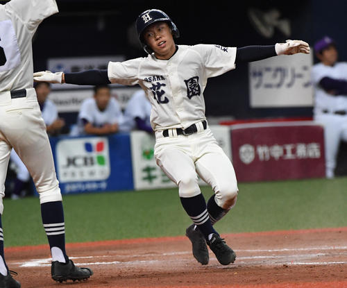 2回裏花園無死一、二塁、前田右越え3点ランニング本塁打を放ちセーフのポーズ（撮影・奥田泰也）