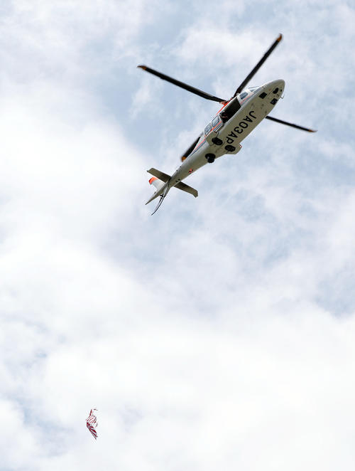 高校野球兵庫大会　開会式で球場上空のヘリコプターからボールが投下される（撮影・前田充）