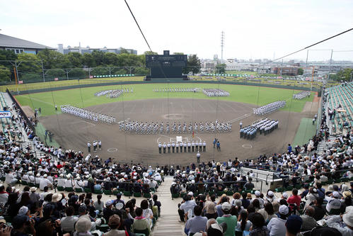 高校野球兵庫大会・開会式　開会式で行進する各校の選手たち（撮影・前田充）
