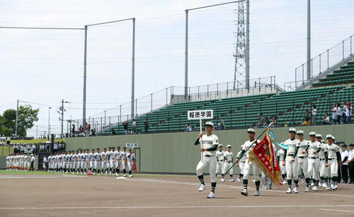高校野球兵庫大会・開会式　昨夏代表の報徳学園を先頭に行進する選手たち（撮影・前田充）