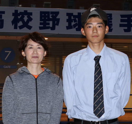 千歳丘の完封リレーを締めくくった田中一吉と母・記子さん（撮影・加藤理沙）