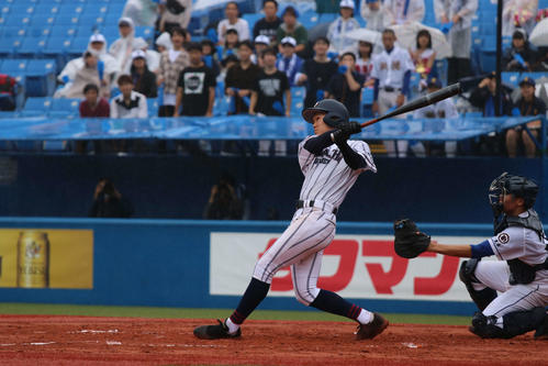 足立学園対淑徳　6回表足立学園1死二、三塁、右前に適時打を放つ下平涼（撮影・加藤理沙）