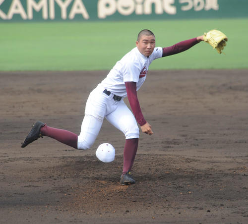 福岡大会2回戦　北九州対中間　北九州の木村仁投手は時折帽子を飛ばす力投を見せた（撮影・浦田由紀夫）