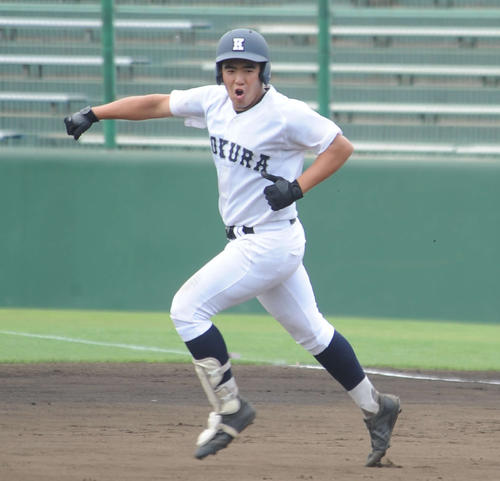高校野球　福岡大会2回戦　直方対小倉工　小倉工6回裏無死走者なし、久木田和志内野手が右翼越えのソロを放ちガッツポーズ（撮影・浦田由紀夫）