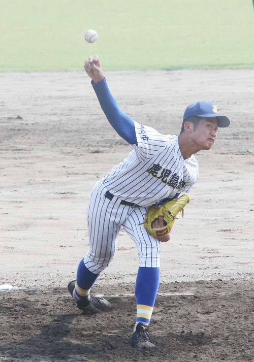 4回から登板したプロ注目の鹿児島城西・小峯（撮影・菊川光一）