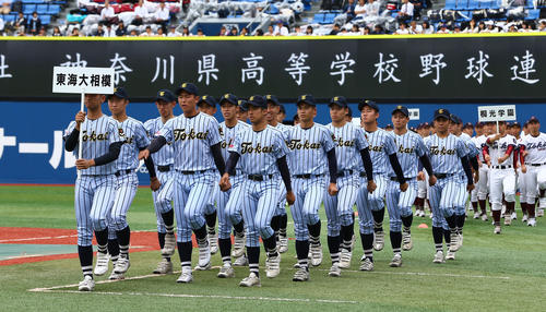 神奈川大会の開会式で入場行進する東海大相模ナイン（撮影・伊作将希）