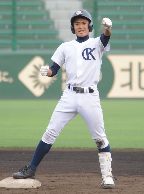 福岡大会2回戦　小倉商対福岡魁誠　小倉商9回表無死満塁で代打白石彪翔外野手が左翼越えの決勝3点適時二塁打を放ってガッツポーズ（撮影・浦田由紀夫）