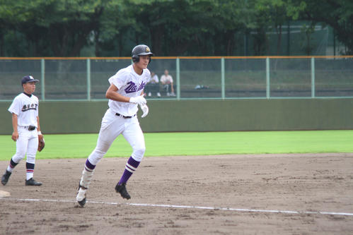 2ランを放った愛工大名電・尾藤（撮影・柏原誠）＝2019年7月7日、熱田愛知時計120スタジアム