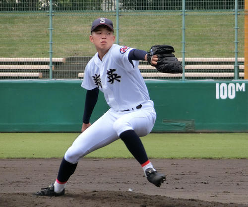 京都翔英対桃山　力投する京都翔英・遠藤（撮影・奥田隼人）