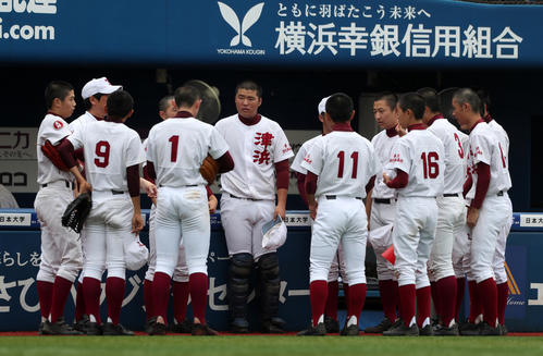 第101回全国高校野球選手権神奈川大会　津久井浜対金沢　円陣を組む津久井浜ナイン（撮影・伊作将希）