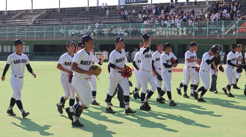 コールド勝ちし笑顔を見せる大体大浪商ナイン（撮影・南谷竜則）