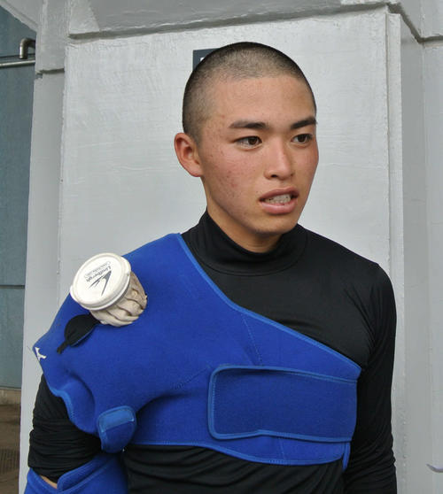 日大明誠打線を3点に抑えた甲府昭和のエース渡辺（撮影・井上真）