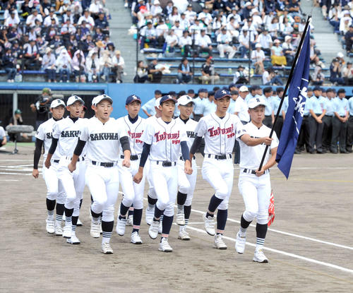 胸を張って行進する佐久間・遠江総合の選手たち