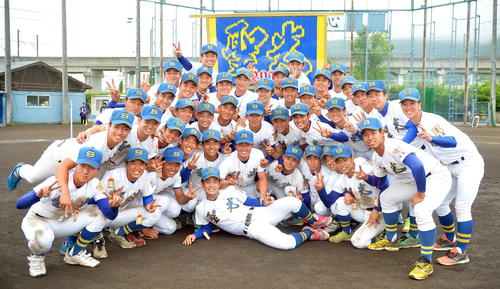 父母から贈られた千羽鶴の前で夏13連覇を誓う聖光学院の選手たち（撮影・鎌田直秀）