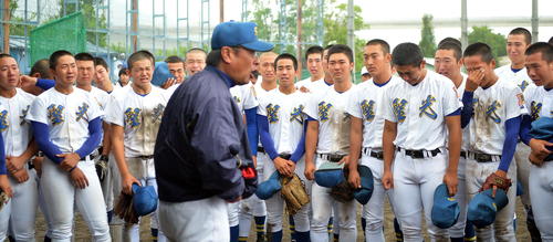 斎藤監督（中央）の言葉に感極まる聖光学院の選手たち