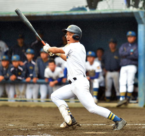 左翼線適時二塁打を放つ聖光学院・小室（撮影・鎌田直秀）
