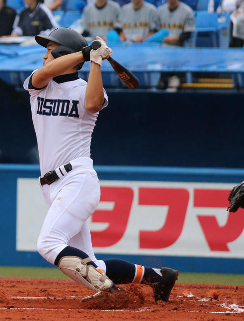 日工大駒場対安田学園　2回裏安田学園2死一、二塁、左前に適時打を放つ熊本（撮影・加藤理沙）