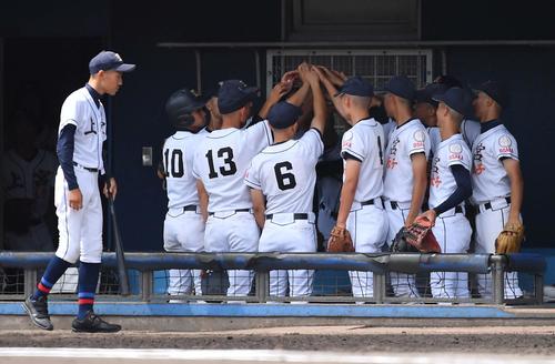 上宮太子対生野　音野（左）の前で円陣を組み勝利を誓う上宮太子ナイン（撮影・上田博志）