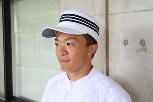 三本線が特徴の市岡の野球帽