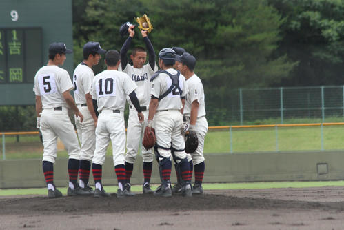 日星対加悦谷　ピンチでマウンドに集まる加悦谷ナイン（撮影・柏原誠