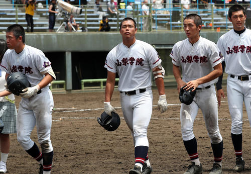 巨摩対山梨学院　5回コールド勝ちで初戦を突破し引き上げる山梨学院・野村（中央）（撮影・大野祥一）