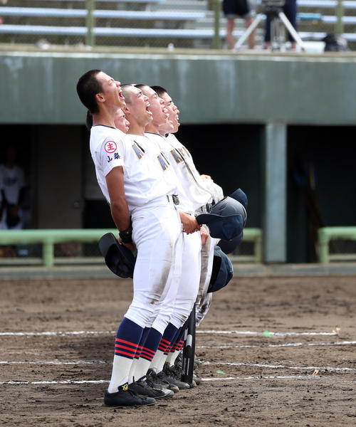 甲府南対甲府一　甲府南を破り、力いっぱい校歌を歌う甲府一の選手たち