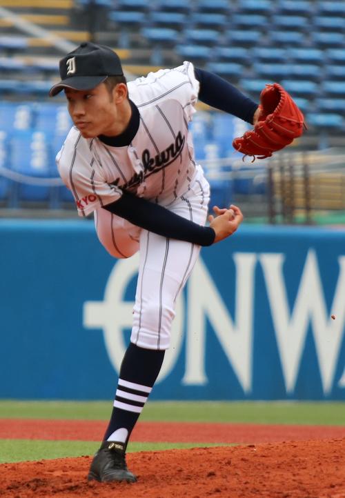 東東京大会　東洋対岩倉　5回からマウンドに上がり力投する岩倉・宮里優吾（撮影・加藤理沙）