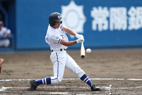 茨城大会　小瀬対鹿島　小瀬3回表1死二塁、中前に適時打を放つ小瀬・安藤（撮影・佐田亮輔）