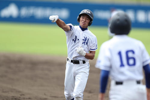 茨城大会　小瀬対鹿島　3回表1死二塁、中前に適時打を放ち一塁上でガッツポーズする小瀬・安藤（撮影・佐田亮輔）