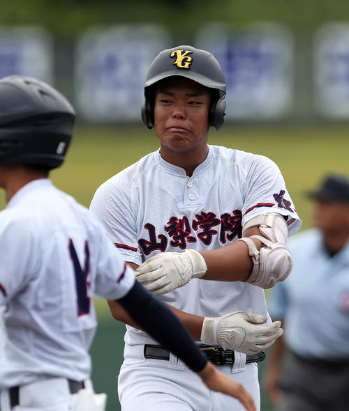 巨摩対山梨学院　1回表山梨学院2死二、三塁、2点適時打を放つも、渋い表情の野村（撮影・大野祥一）