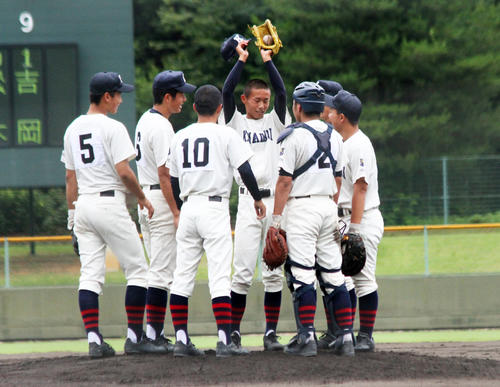 ピンチでマウンドに集まる加悦谷ナイン（撮影・柏原誠）