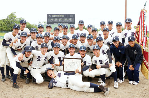 春季東北大会で初優勝し喜ぶ弘前学院聖愛の選手たち（2019年6月11日撮影）