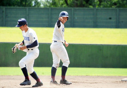 6回裏2死一、三塁、勝ち越しの適時二塁打を放った新潟第一・北田（右）はベンチに向かい笑顔でガッツポーズ（撮影・斎藤慎一郎）