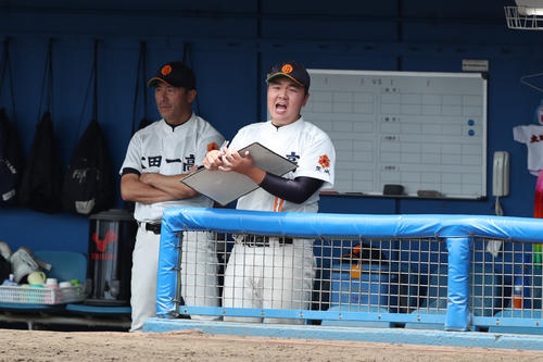 太田一対土浦一　ベンチから立ち上がり声をあげて仲間に声援を送る太田一の小祝記録員（撮影・佐田亮輔）