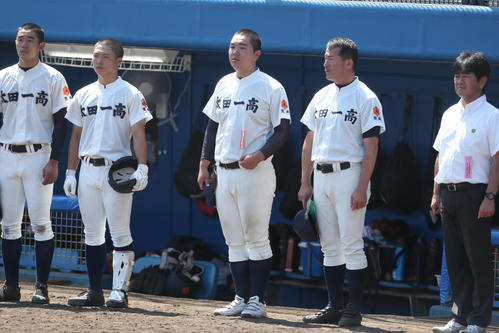 太田一対土浦一試合終了後、チームメートと共に整列する太田一の小祝陽祐記録員(中央)（撮影・佐田亮輔）