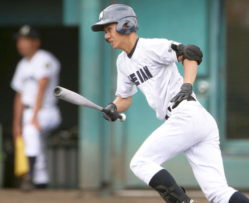 京都大会2回戦・龍谷大平安対花園　1回表龍谷大平安2死一、二塁、奥村真大は先制の左前適時打を放つ（撮影・上山淳一）