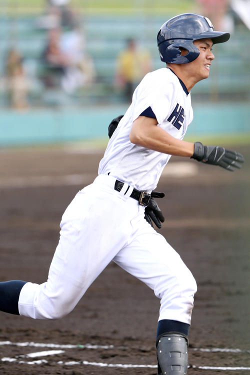 京都大会2回戦・龍谷大平安対花園　5回表龍谷大平安無死、奥村真大は左中間に二塁打を放ち二塁へ向かう（撮影・上山淳一）