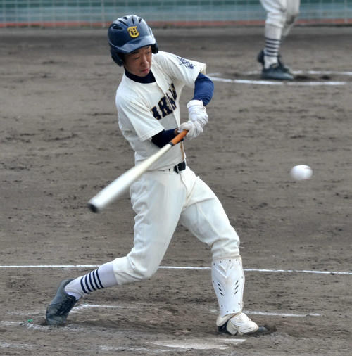 4回裏、高田農・高田商2死二、三塁。主将の風間が中前に2点適時打を放つ
