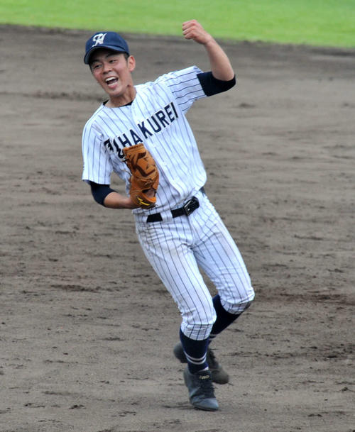 糸魚川白嶺対帝京長岡　延長10回裏、帝京長岡・土田を一邪飛に打ち取り、ガッツポーズする糸魚川白嶺・小野投手