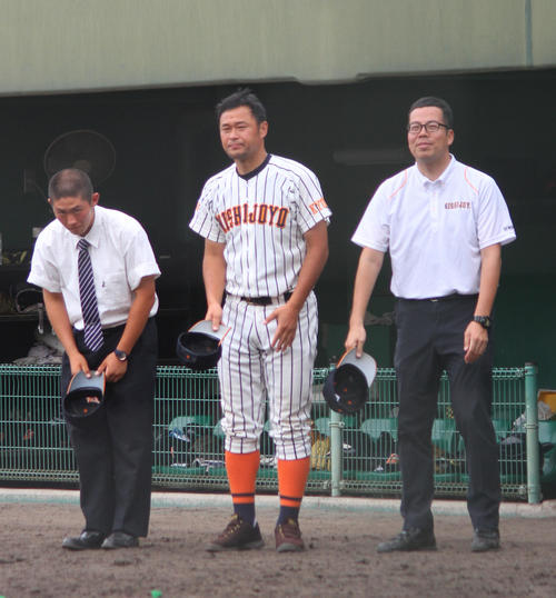 勝利後に一礼する西城陽・染田監督（撮影・柏原誠）