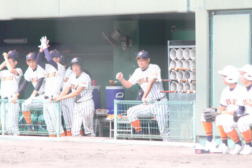 ガッツポーズする西城陽・染田監督（中央）（撮影・柏原誠）