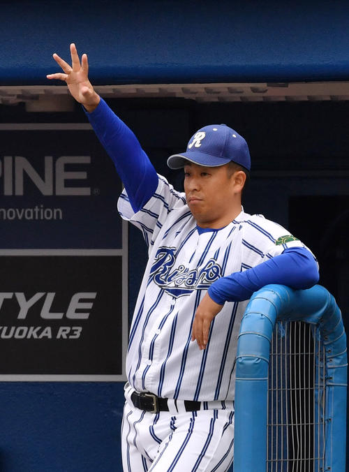 駿台学園対立正大立正　指示を出す立正大立正・内田監督（撮影・柴田隆二）