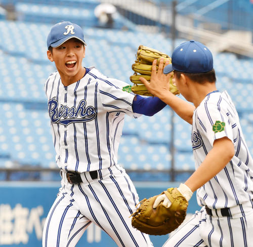 駿台学園対立正大立正　7回表駿台学園2死三塁、金津を二塁ゴロに仕留めた谷口投手（左）は小坂一塁手とタッチする（撮影・柴田隆二）
