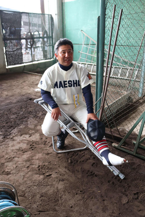 左アキレス腱断裂にもめげず指揮を執った前橋商・住吉信篤監督は初戦突破に安堵の表情（撮影・片倉尚文）