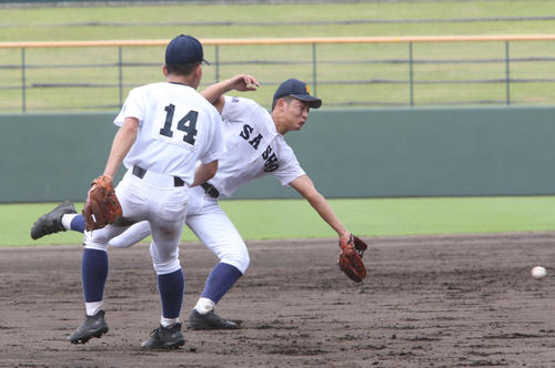 杵島商対佐賀商　4回表杵島商2死一塁、遊ゴロを好補する佐賀商・済木龍輝内野手（撮影・菊川光一）
