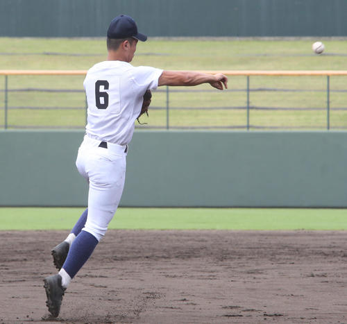 杵島商対佐賀商　4回表杵島商2死一塁、遊ゴロを好補しジャンピングスローでアウトにする佐賀商・済木龍輝内野手（撮影・菊川光一）