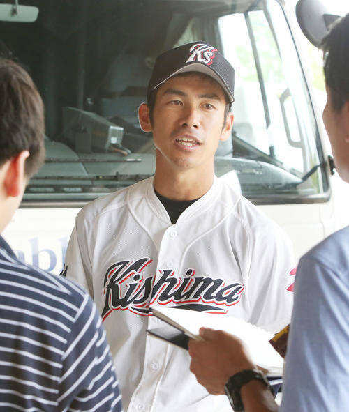 杵島商対佐賀商　試合後、取材に応じる杵島商・真崎貴史監督（撮影・菊川光一）