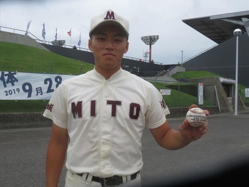 水戸一対水海道一　ホームランボールを手にする水戸一・黒崎（撮影・玉置肇）